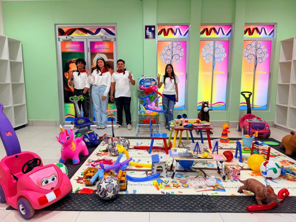 En el nuevo Hospital Pediátrico Coros de Ángeles fueron impuestas imágenes de arbolatas y de los dictadores Ortega y Murillo. Foto: Tomada de medios oficialistas.
