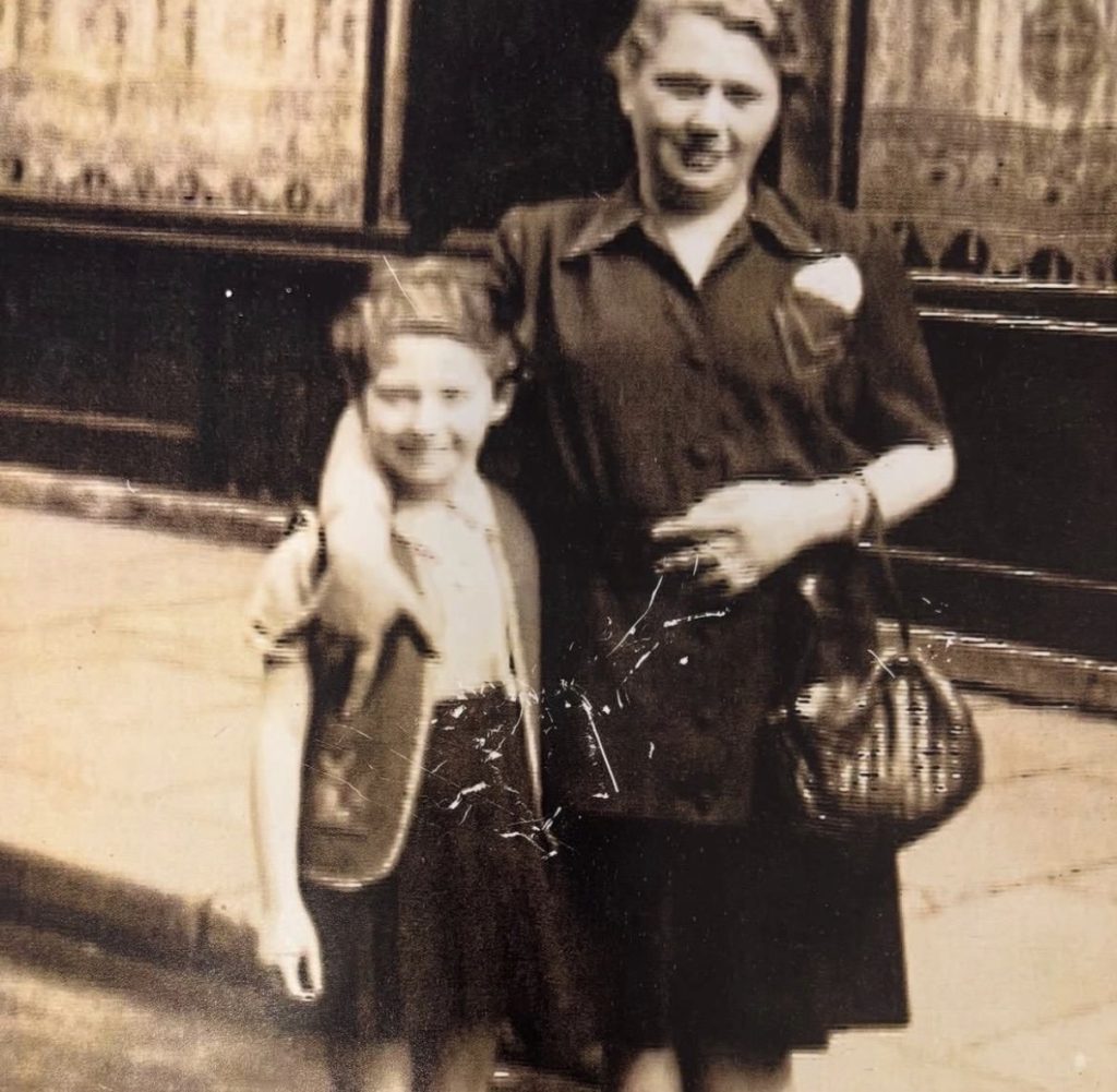 Irene Shashar con su madre en París, década de 1940. Cortesía