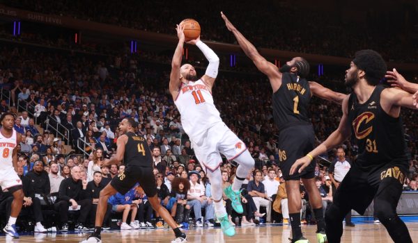 Knicks remontan ante Cavaliers en otro explosivo arranque de final de conferencia