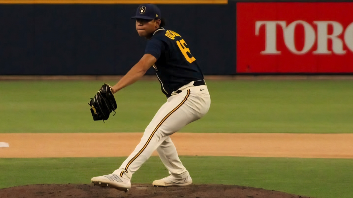 Joshua Quezada, de los Cerveceros de Milwaukee