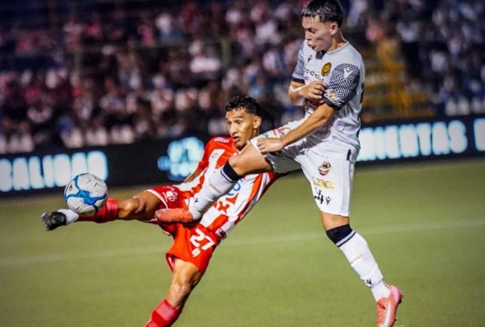 Josué Quijano y Oliver Orozco disputan el balón en el partido de vuelta de la final.