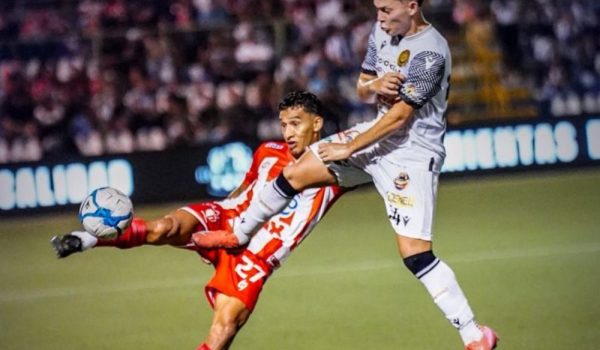 Josué Quijano y Oliver Orozco disputan el balón en el partido de vuelta de la final.