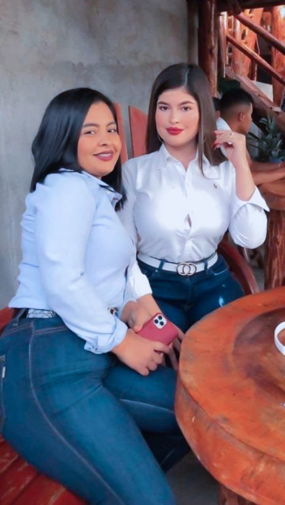 A la derecha, Julitza y a la izquierda su hermana Katherine, quien se encargará de cuidar a la niña de Julitza. LA PRENSA/ CORTESÍA