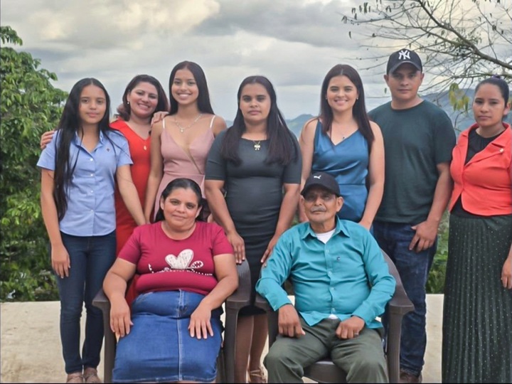 La familia de Junieysis Merlo. Al frente, sus padres, Vilma Espinoza y Maximiliano Merlo. Atrás, sus hermanas Nexis Arelis, Maryuri, Greyling, Yanielsia, le siguen Junieysis y su hermano Wilder Ariel, quien tiene a su lado a su esposa. LA PRENSA/ CORTESÍA