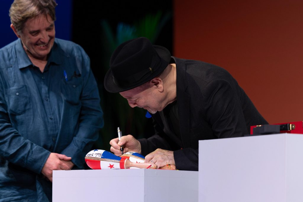 Ruén Blades entrega su legado en la Caja de las Letras de Instituto Cervantes