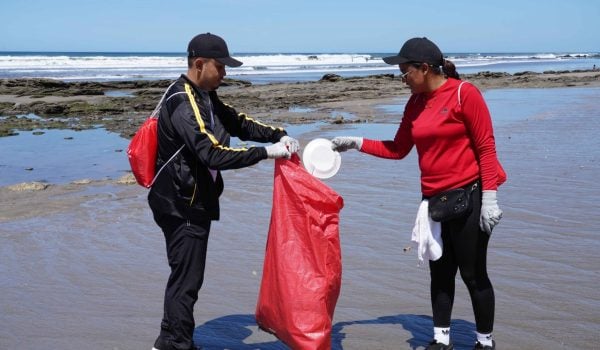 Claro Nicaragua impulsa jornada de limpieza en Playas El Huehuete y Tupilapa