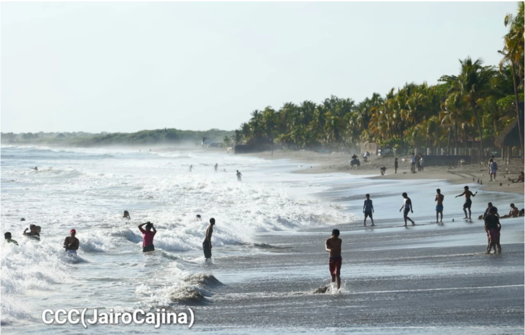 Fuerte oleaje en balneario Las Peñitas, en León.