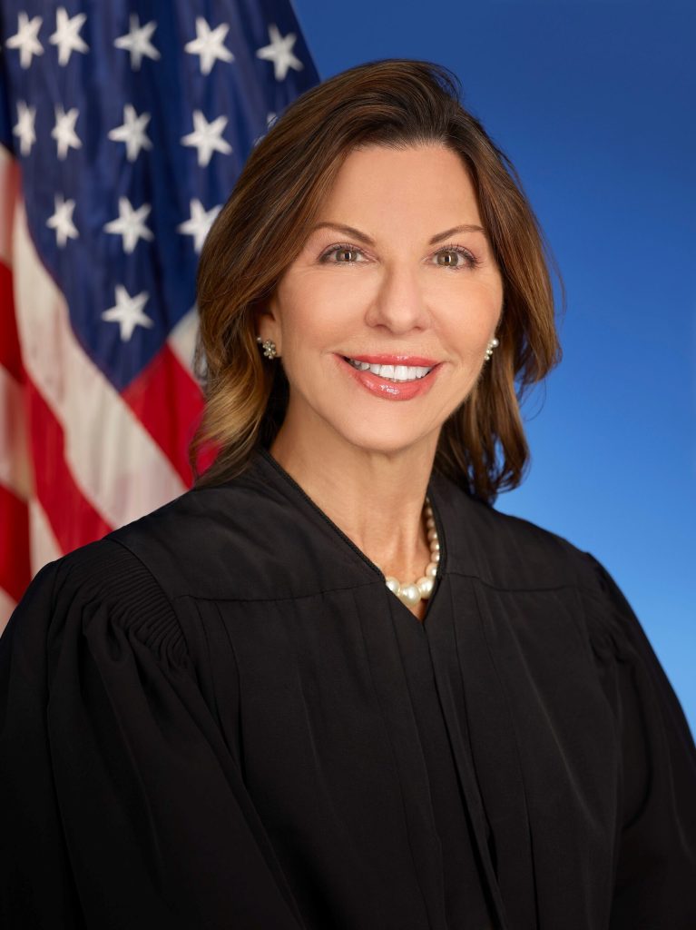 La jueza de distrito Beth Bloom, del Sur de la Florida, condenó a un nicaragüense por varios cargos. Foto: floridabar.org