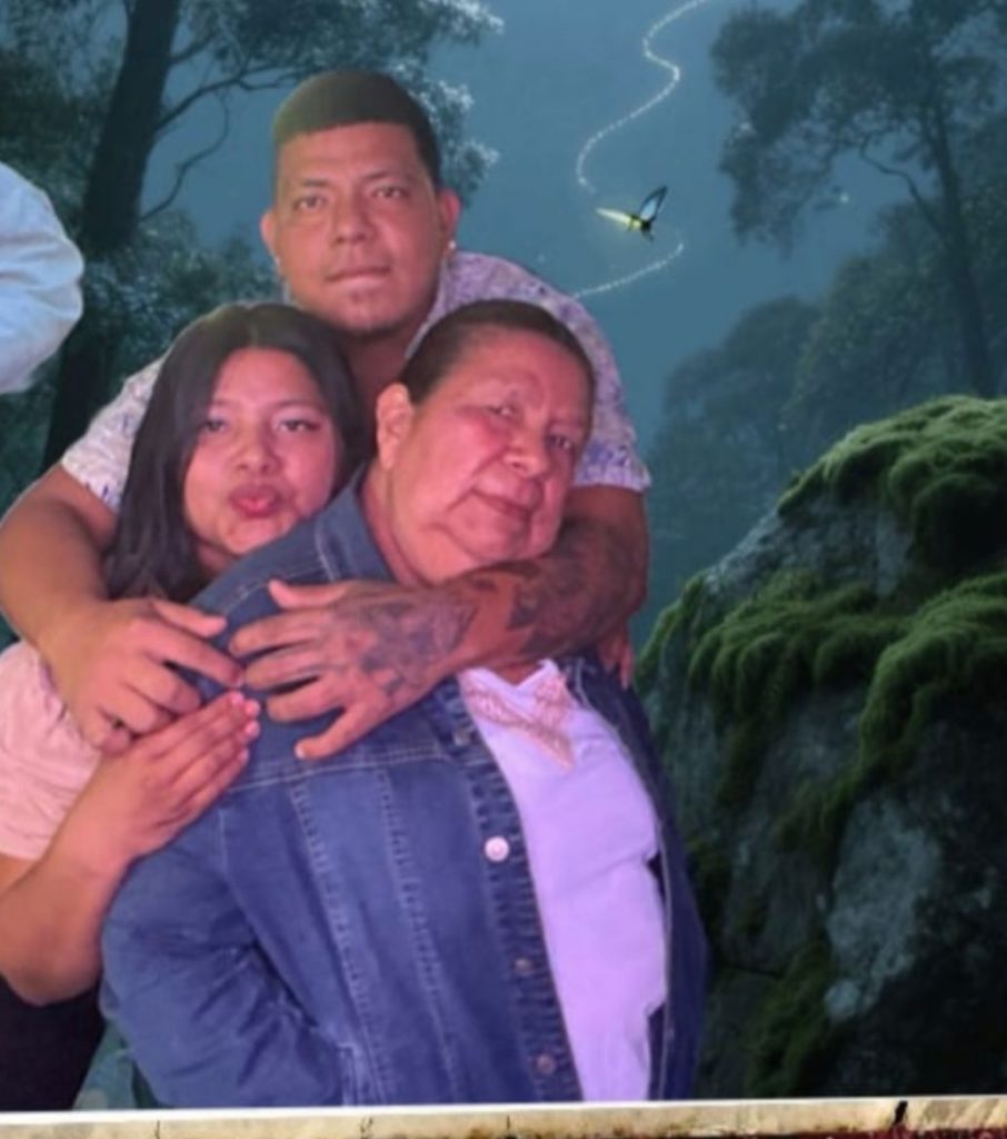Marvin junto a su hermana Marbely y su mamá Martha Ubilla. LA PRENSA / CORTESÍA