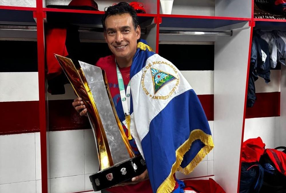 Mario Acevedo campeón con el Municipal de Guatemala.