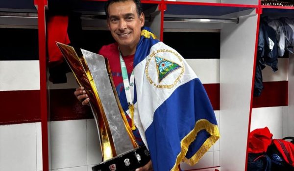 Mario Acevedo campeón con el Municipal de Guatemala.