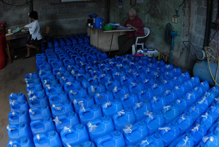 Tras la tragedia provocada por el aguardiente adulterado con metanol, se prohibió la comercialización del “guaro chorreado”. Desde entonces, el "guaro lija" comenzó a distribuirse en envases sellados. LA PRENSA / ARCHIVO PERSONAL ÓSCAR NAVARRETE