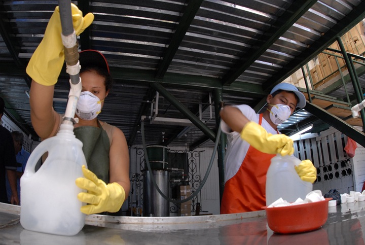 El cumplimiento de normas de higiene y el registro sanitario pasaron a ser requisitos estrictos para la venta de aguardiente. LA PRENSA / ARCHIVO PERSONAL ÓSCAR NAVARRETE
