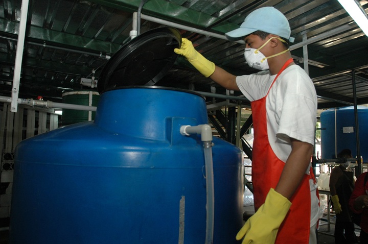 En Nicaragua era común la venta de "bolis" con guaro. Aunque las alteraciones habituales consistían en rebajar el producto con agua, la práctica se volvió letal cuando el licor fue mezclado con metanol. LA PRENSA / ARCHIVO PERSONAL ÓSCAR NAVARRETE