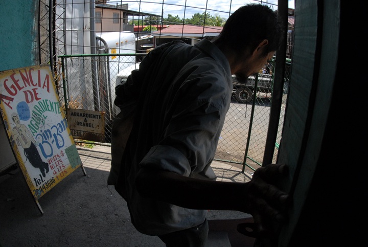 El "guaro lija" es un destilado de bajo costo y consumo popular, frecuentemente vinculado a los sectores más vulnerables debido a su accesibilidad económica. LA PRENSA / ARCHIVO PERSONAL ÓSCAR NAVARRETE