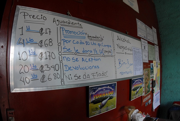Lista de precios del aguardiente en el Mercado Oriental el 12 de septiembre de 2006, fecha en que se registró el pico de envenenamientos por metanol en el occidente del país. LA PRENSA / ARCHIVO PERSONAL ÓSCAR NAVARRETE