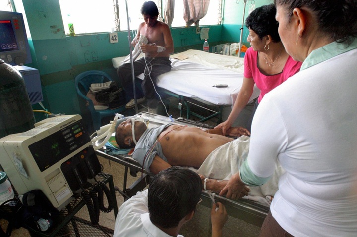 Un paciente intoxicado con metanol recibe atención médica en el Hospital Escuela Óscar Danilo Rosales, en León. LA PRENSA / MIGUEL ÁLVAREZ / AFP