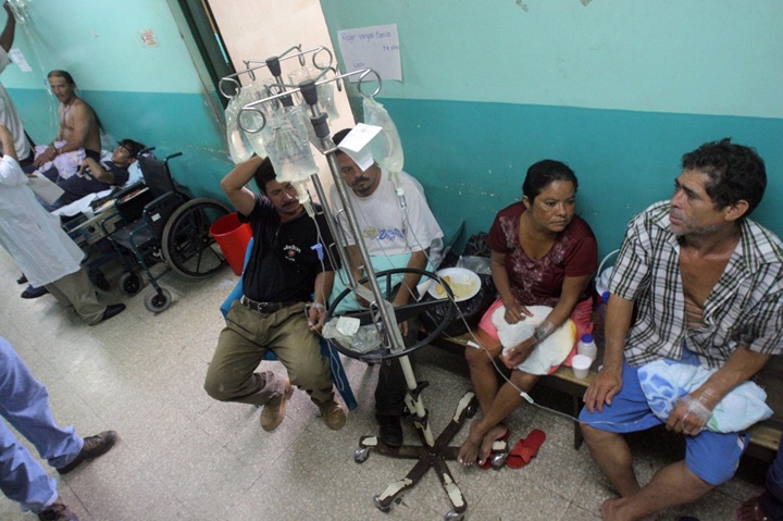 A causa de la crisis sanitaria, el Hospital Óscar Danilo Rosales colapsó ante el masivo ingreso de pacientes intoxicados por la ingesta de metanol. LA PRENSA / MIGUEL ÁLVAREZ / AFP