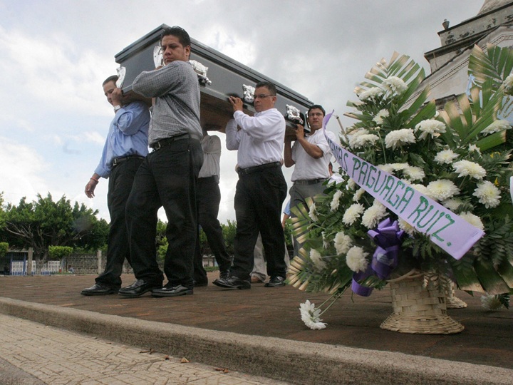 Familiares trasladan el féretro de Arnoldo Ruiz, de 65 años, una de las víctimas mortales por envenenamiento con metanol en León. Septiembre de 2006. LA PRENSA / MIGUEL ÁLVAREZ / AFP
