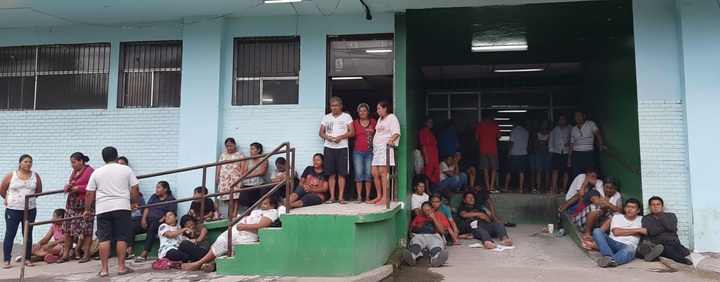 Familiares de los afectados esperan a las afueras de la sala de urgencias del Hospital Óscar Danilo Rosales. LA PRENSA / ARCHIVO REDES