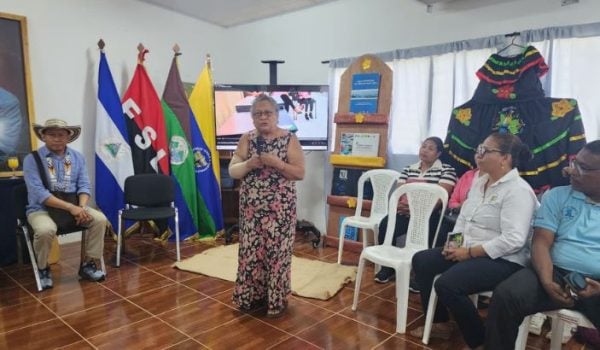 La primera vicepresidenta del Consejo Directivo del FILAC, Mirna Cunningham en un conversatorio organizado en la Universidad Intercultural Comunitaria BICU. Foto: Gobierno Regional Autónomo Caribe Norte.