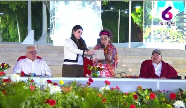Los dictadores Daniel Ortega y Rosario Murillo durante la conmemoración de lo que ellos llaman "Día de la Dignidad Nacional", el 4 de mayo en Managua. FOTO: CAPTURA DE PANTALLA CANAL 6