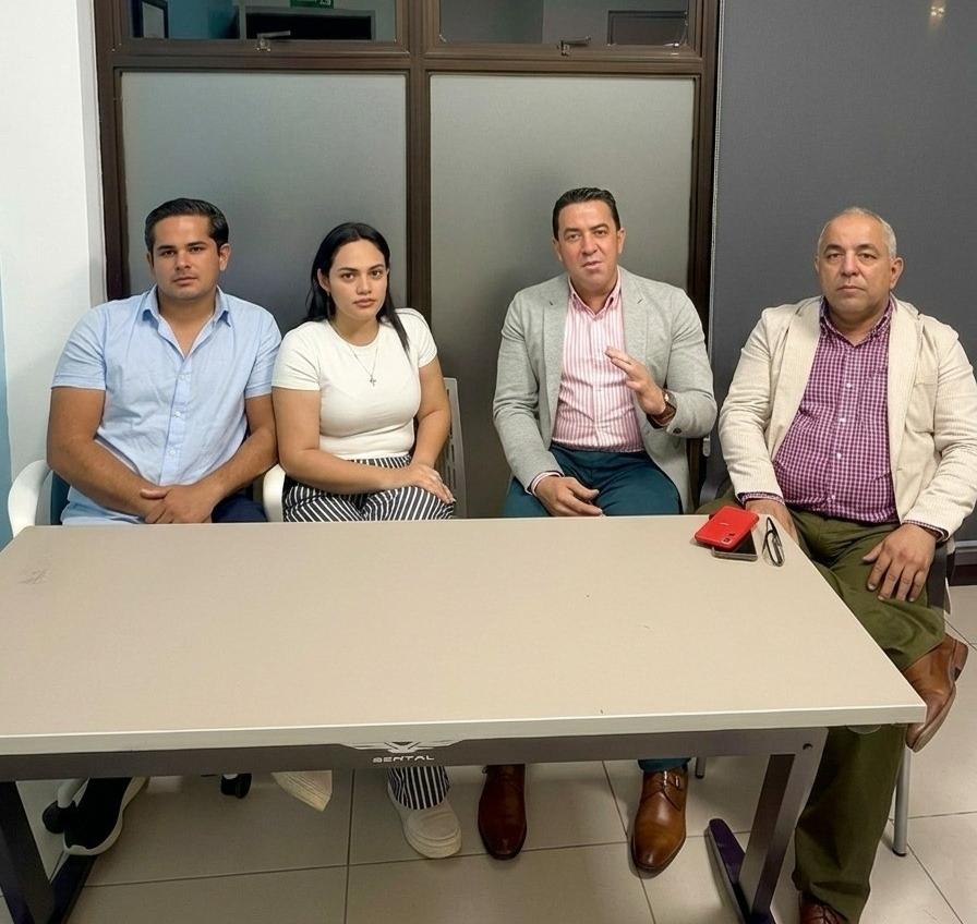 De izquierda a derecha: doctor Livang Argüello, su esposa Keren González junto al abogado Gabriel Díaz. Foto tomada Facebook Gabriel Díaz
