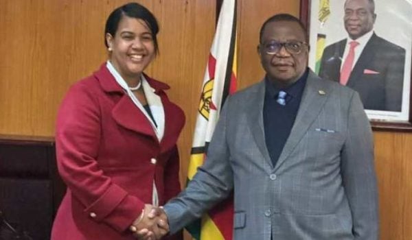 La embajadora Nadeska Cuthbert en una reunión con el vicepresidente de Zimbabue, Constantino Chiwenga, el 11 de julio de 2024. foto: medios oficialistas.