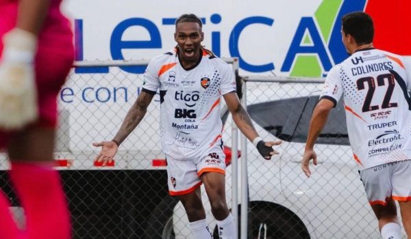 Raheem Cole durante un partido con el Puntarenas de la Primera División de Costa Rica.
