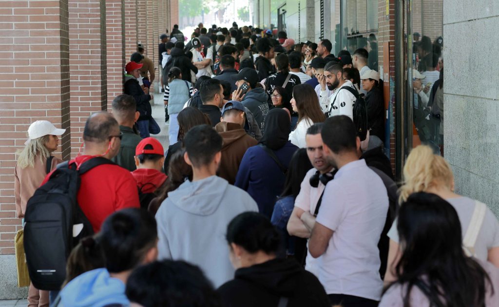 Regularización de migrantes en España