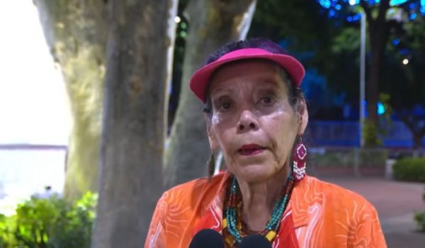 La codictadora Rosario Murillo después del acto central en conmemoración del 131 aniversario del natalicio de Augusto C. Sandino. Captura de pantalla.