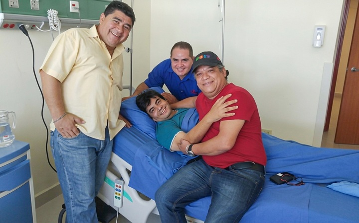 En su lecho de enfermo, el actor es acompañado por José Manuel Poveda (La Dorita) y Evertz Cárcamo, creador y director de La cámara matizona. LA PRENSA / ARCHIVO REDES