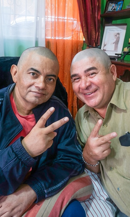 Durante su valiente batalla contra el cáncer, Valentín Castillo recibió el respaldo de José Manuel Poveda (La Dorita), quien se rapó la cabeza en un emotivo gesto de solidaridad y hermandad. LA PRENSA / ARCHIVO REDES