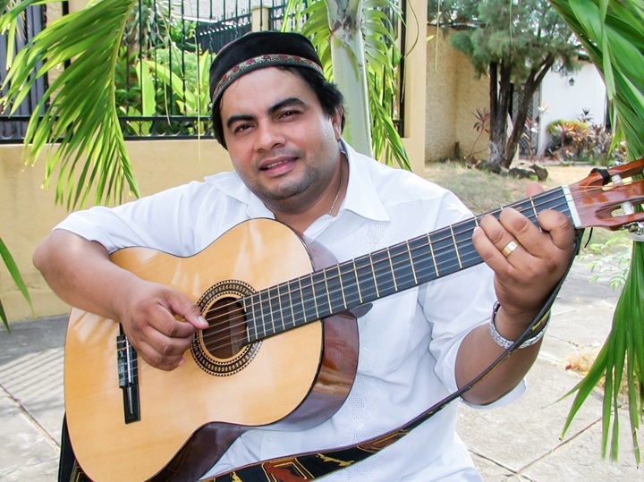 La guitarra fue siempre una compañera inseparable para Valentín Castillo. El próximo 26 de septiembre se conmemora el décimo aniversario de su partida física. LA PRENSA / ÓSCAR NAVARRETE