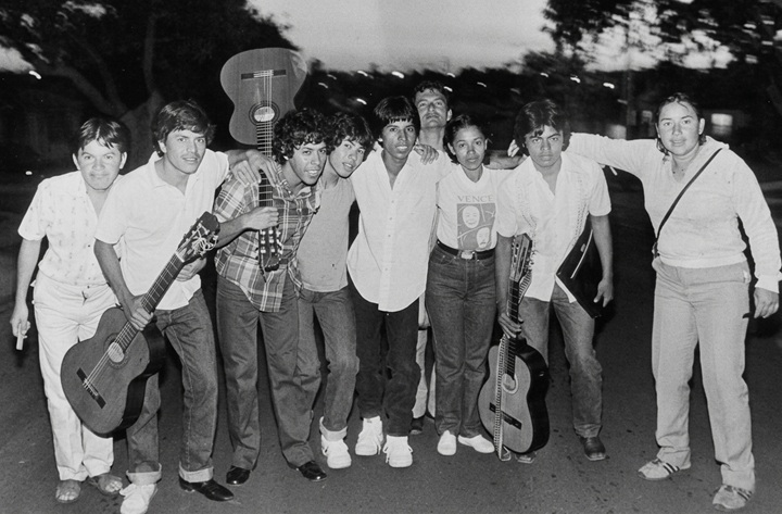 El grupo de teatro Nixtayolero durante una presentación en Los Ángeles, Estados Unidos. A la derecha, los actores Rosario Pérez y Valentín Castillo. LA PRENSA / ARCHIVO REDES