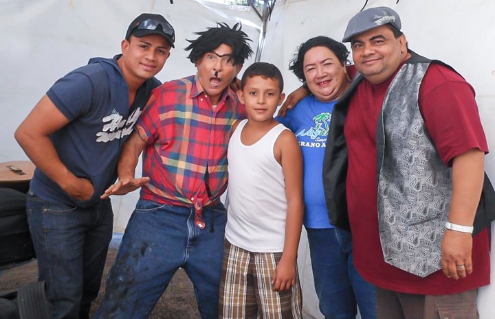 Valentín Castillo comparte con parte del elenco de la familia Pellas Díaz y el recordado cantautor y actor folclórico Otto de la Rocha. LA PRENSA / ARCHIVO REDES