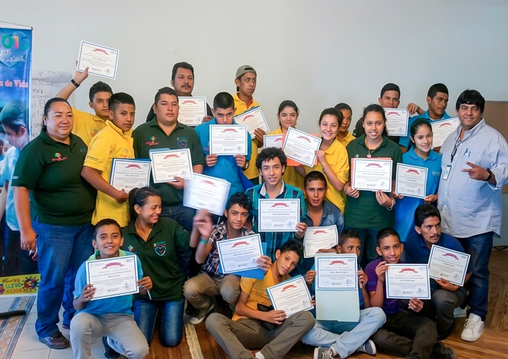 Rosario Pérez y Valentín Castillo en una imagen de archivo mientras impartían talleres de capacitación para forjar a nuevos talentos artísticos. LA PRENSA / ARCHIVO REDES