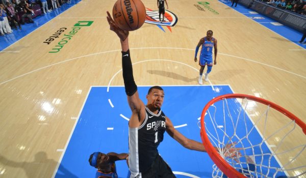 Fenómeno francés pone al frente a los Spurs con una actuación descomunal en la final del Oeste