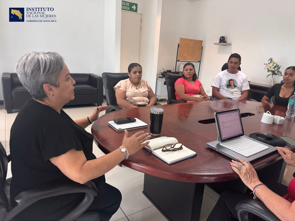 Carolina Delgado, presidenta del Instituto Nacional de las Mujeres (INAMU), se reune con la familia de Junieysis Merlo. Foto: Carolina Delgado Ramírez/Facebook.