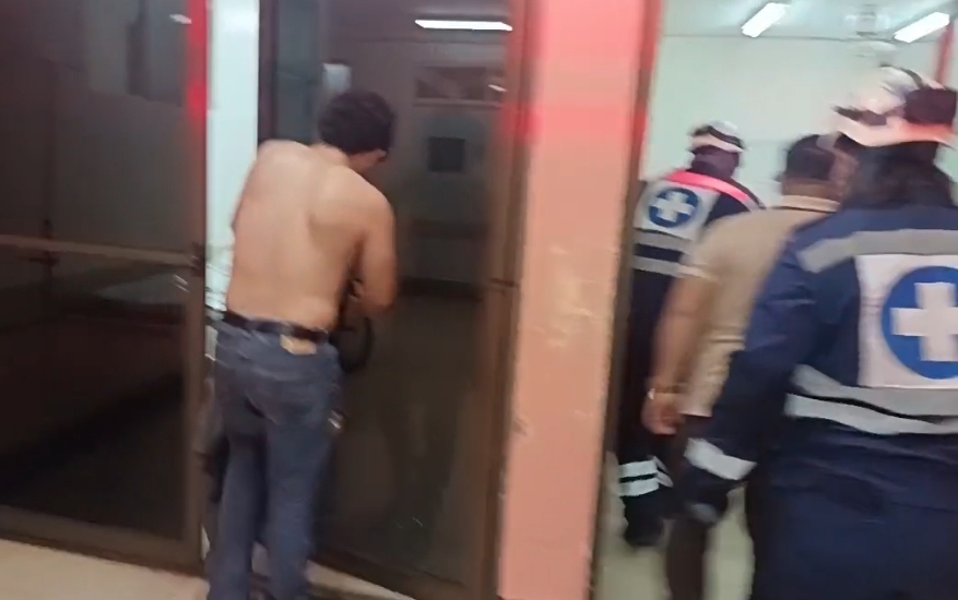 Zobeyda Delmira Jiménez López, es ingresada en estado delicado al hospital de Bluefields. Foto: Transmisión en Vivo Noticias de la Costa Caribe/Facebook.