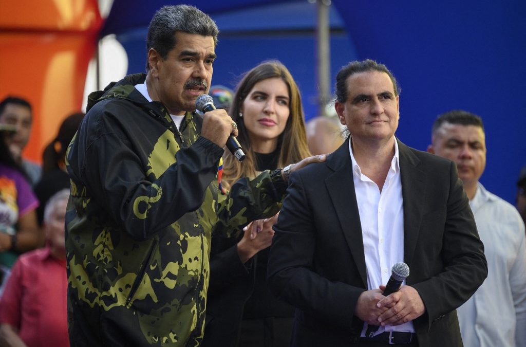 (ARCHIVOS) El presidente de Venezuela, Nicolás Maduro (izq.), se dirige a sus seguidores junto al empresario colombiano Alex Saab durante una manifestación en apoyo a su gobierno en Caracas el 23 de enero de 2024. El exministro de Industria venezolano, Alex Saab, un estrecho aliado del depuesto presidente Nicolás Maduro, fue expulsado a Estados Unidos el 16 de mayo de 2026 por segunda vez, según informaron funcionarios venezolanos. (Foto de Gabriela Oraa / AFP)