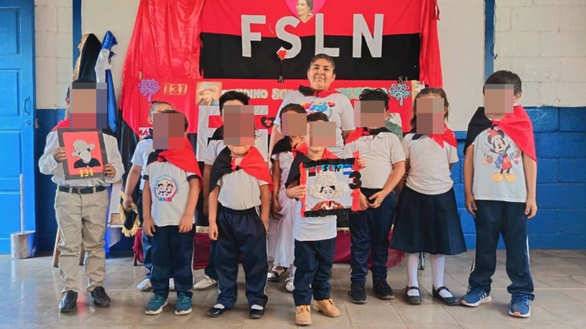 Alumnos de El Rosario, en Carazo, obligados a portar la bandera del FSLN. Foto: Tomada del Mined.