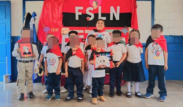 Alumnos de El Rosario, en Carazo, obligados a portar la bandera del FSLN. Foto: Tomada del Mined.