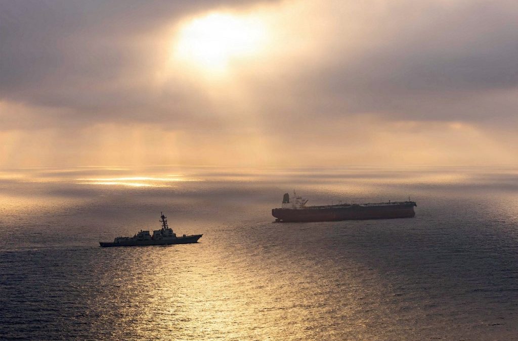 El destructor de misiles guiados de la clase Arleigh Burke, USS Rafael Peralta (DDG 115), se dirige a implementar un bloqueo marítimo contra el buque petrolero Herby, con bandera iraní, mientras este intentaba navegar hacia un puerto iraní, el 24 de abril de 2026. US NAVY / AFP