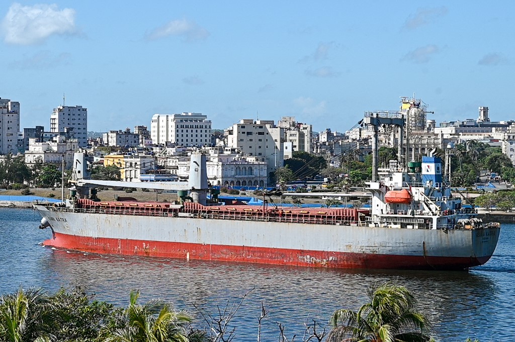 El Asian Katra, un buque de carga con bandera panameña, llega a la bahía de La Habana con ayuda humanitaria, el 18 de mayo de 2026. Un nuevo cargamento de ayuda humanitaria procedente de México llegó a Cuba el 18 de mayo, mientras la isla se enfrenta a una grave crisis económica y energética casi cuatro meses después de la imposición de un bloqueo petrolero por parte de Washington. (Foto de ADALBERTO ROQUE / AFP)