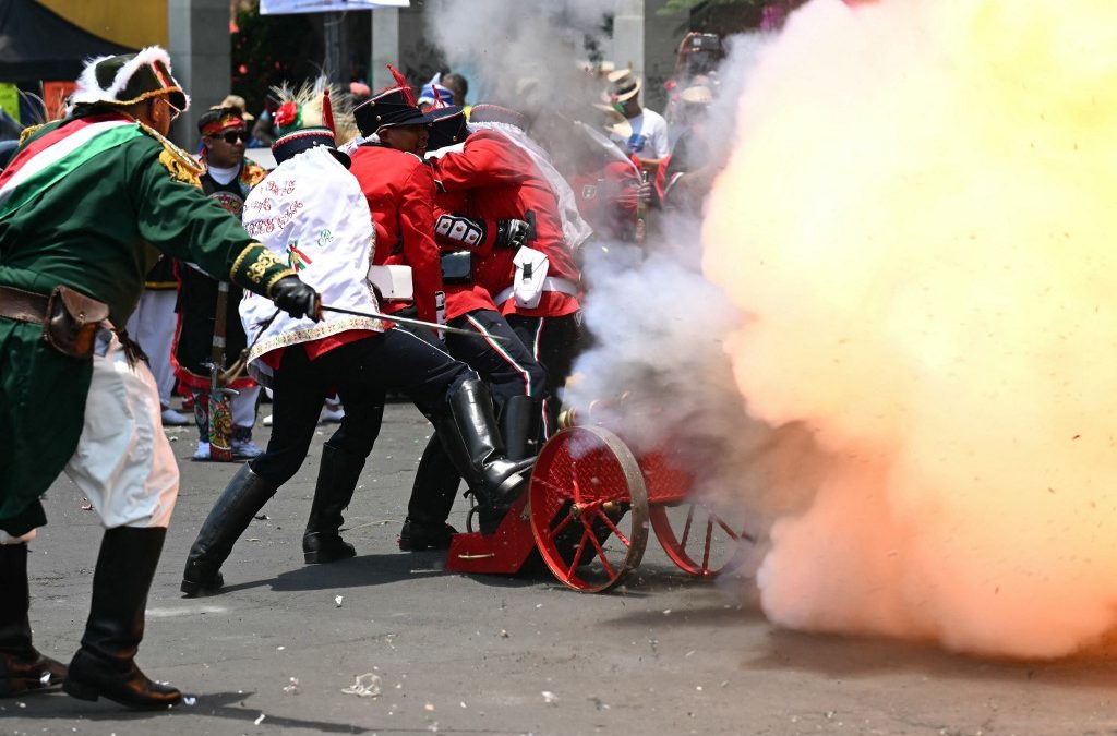 El 5 de mayo de 2026, en el barrio Peñón de los Baños de la Ciudad de México, se llevó a cabo la recreación de la Batalla de Puebla, que conmemora el enfrentamiento entre tropas mexicanas y francesas en 1862. Esta recreación histórica, que tuvo lugar en San Juan de Aragón, forma parte de la identidad cultural de sus habitantes. (Foto: YURI CORTEZ / AFP)