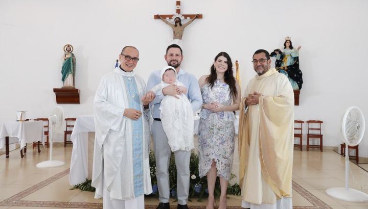 El sacerdote Julio César Arana González (izquierda) en el bautizo de Camilo Noé Daniel, nieto de los codictadores de la Iglesia de San Judas, Managua, en junio de 2024. Foto: medios oficialistas.