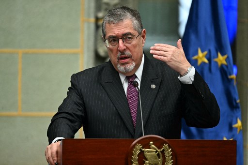 El presidente Bernardo Arévalo (foto) y sus ministros de Defensa y Relaciones Exteriores sostuvieron una "conversación telefónica" con el secretario de Guerra, Pete Hegseth, "confirmando los términos de la cooperación". Johan ORDONEZ / AFP