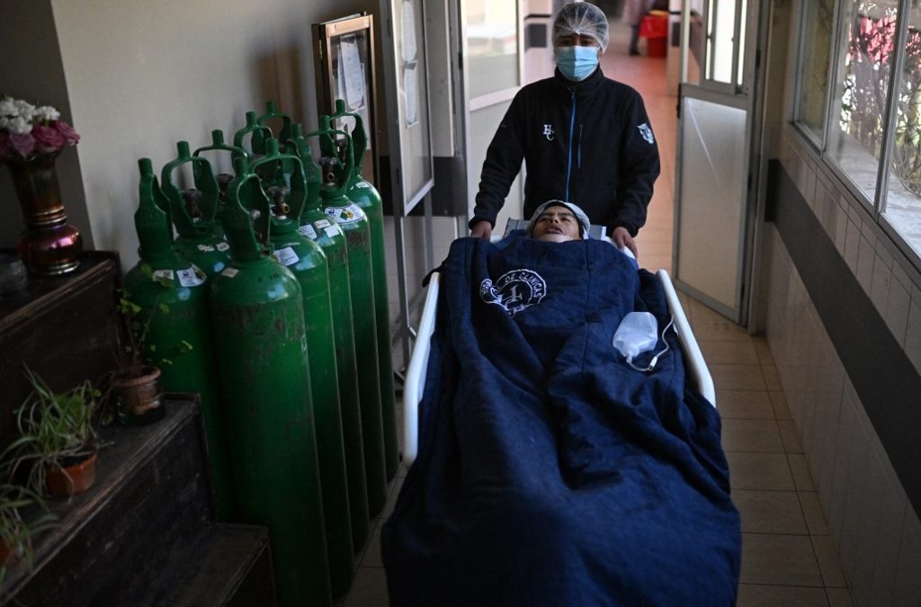 Un paciente es trasladado en camilla en el Hospital General de La Paz el 26 de mayo de 2026. Los hospitales de Bolivia reportan escasez de suministros en medio de bloqueos de carreteras por parte de manifestantes en todo el país. (Foto de Marvin RECINOS / AFP)