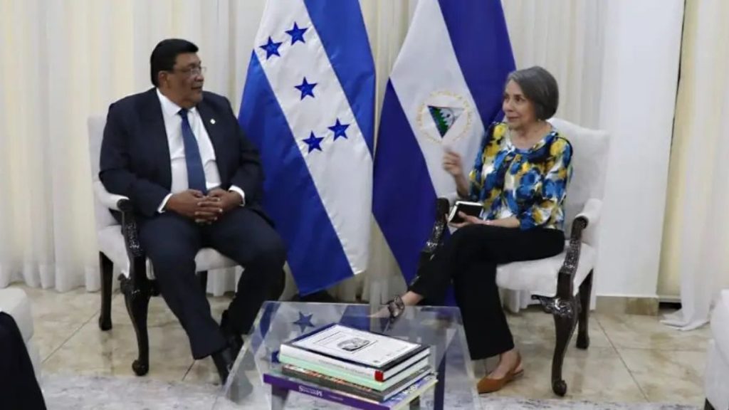 El co-canciller nicaragüense Valdrack Jaentschke y la canciller hondureña Mireya Agüero sostuvieron un encuentro de alto nivel el 20 de mayo de 2026. Foto: La Tribuna.